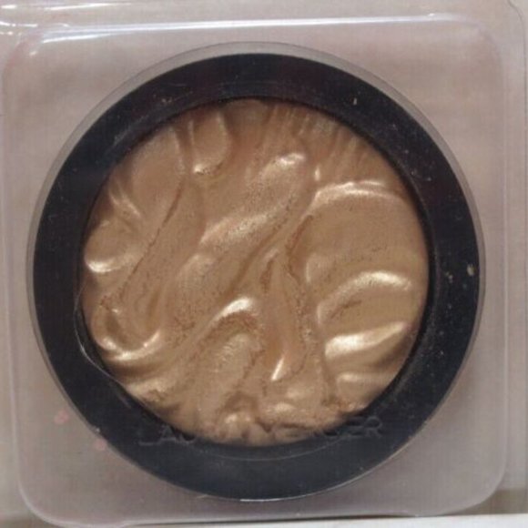 Laura Mercier Face Illuminator Highlighting Powder  Shade - ADDICTION - Picture 2 of 5